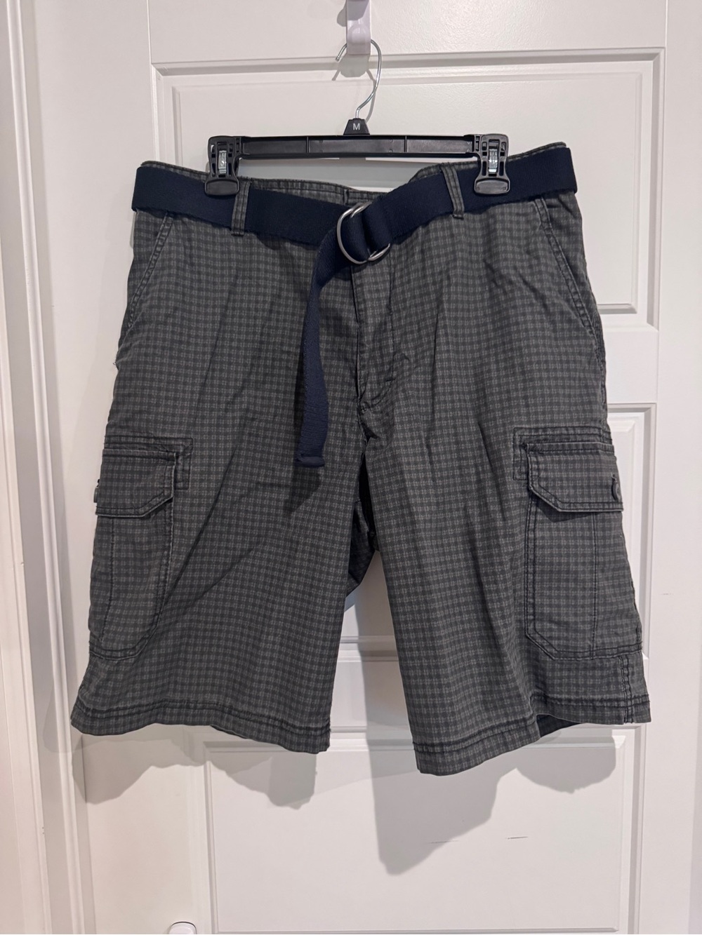 NWT Izod Men's Charcoal Gray Cargo Shorts with Navy Belt